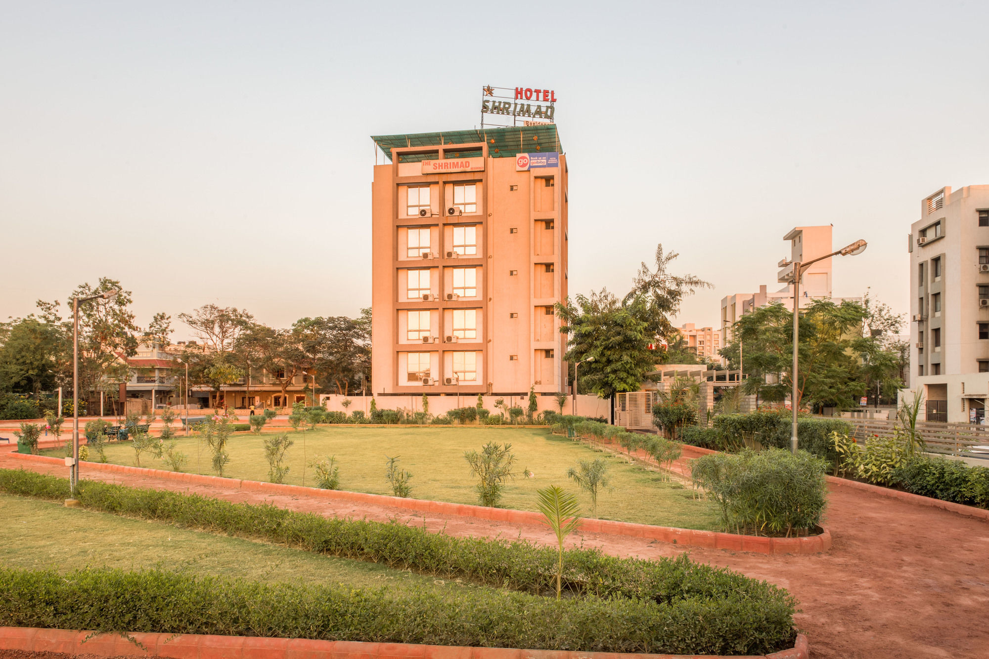 Treebo Trend Shrimad Residency Hotel Ahmedabad Buitenkant foto